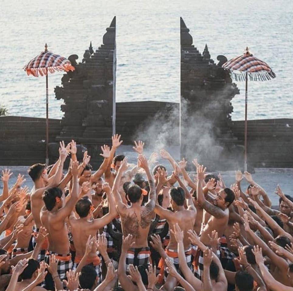 tari kecak uluwatu (instagram.com/uluwatu_kecakdance)